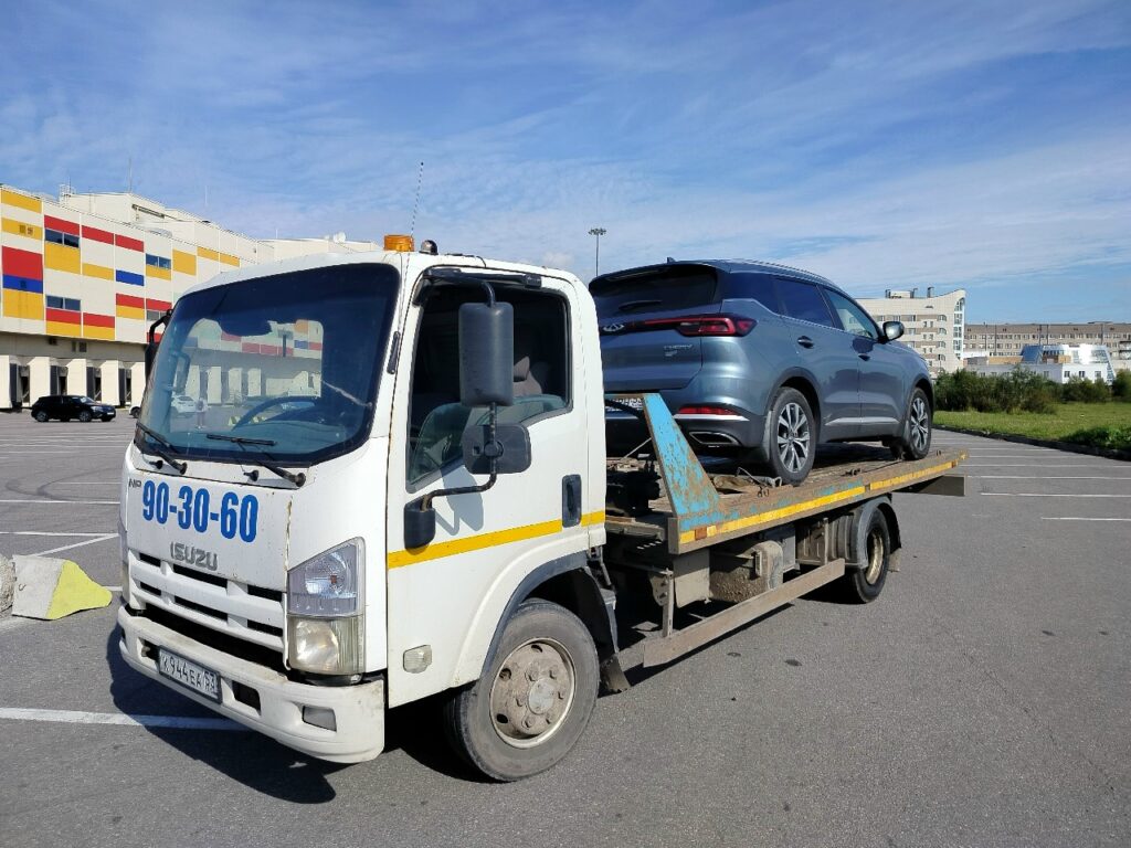 Эвакуатор в автосервис в Великом Новгороде