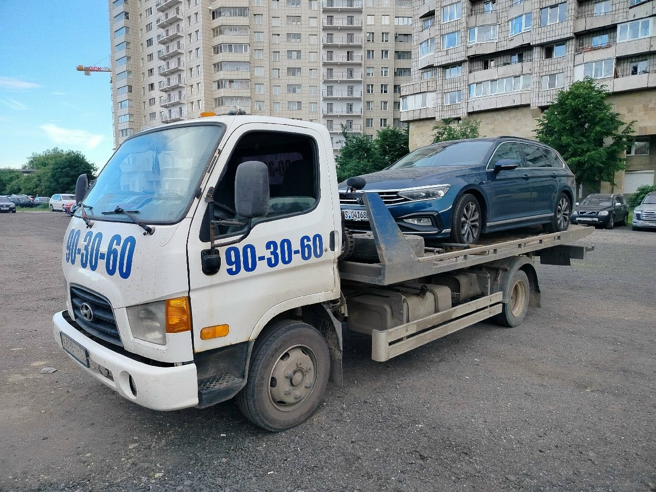 Эвакуатор забирает машину со двора в Великом Новгороде